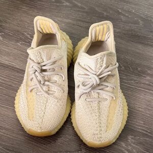 Yeezy 350 v2 Light Size 5 Women size 6